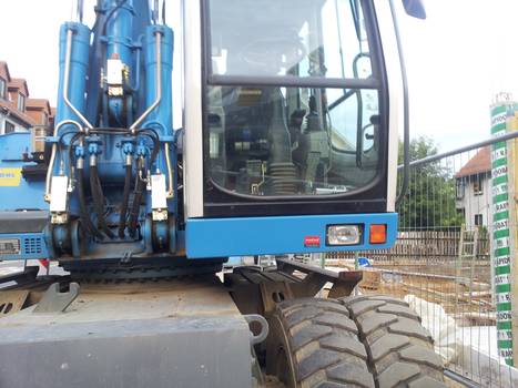 Excavator, in front of Maulwurf on Möhringer Landstraße